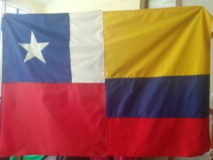 bandera de chile y colombia en tela cosidas cada unas por la mitad