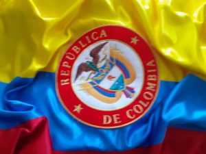 bandera de Colombia para interior en satín con escudo bordado