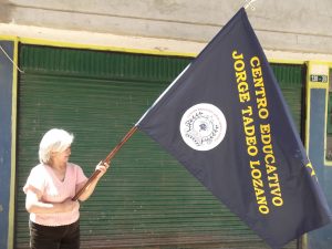 señora teniendo bandera con sus dos manos banderas