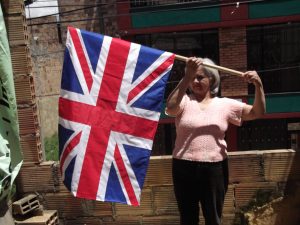 señora teniendo bandera con asta en madera venta y fabrica de banderas