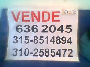 aviso de se vende con letras rojas y negras