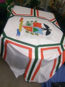 bandera de cota colocad en una mesa como mantel