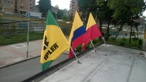 tres banderas instaladas en la terraza de un negocio con soportes metálicos