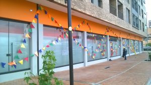 festones o banderines triangulares decorando la fachada de un supermercado