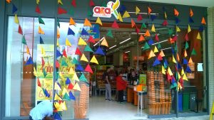 banderines triangulares decorando la entrada de un negocio de supermercado