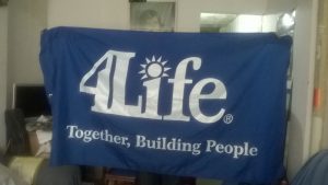 bandera de la empresa 4life de 1,50 metros por 1 metro en tela azul y letras blancas
