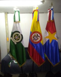 tres super banderas para convención en satín pesado, astas y bases en madera