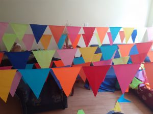 festones o banderines triangulares de 25 por 30 centimetros multicolor