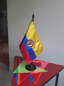 Bandera de escritorio de Colombia sobre una mesa triangular